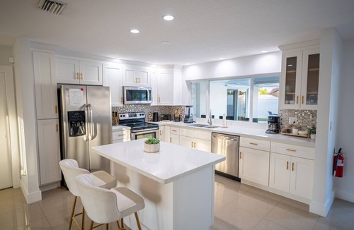 Imperial Point House | Stylish Modern Oasis Pool 2mil to Beach
