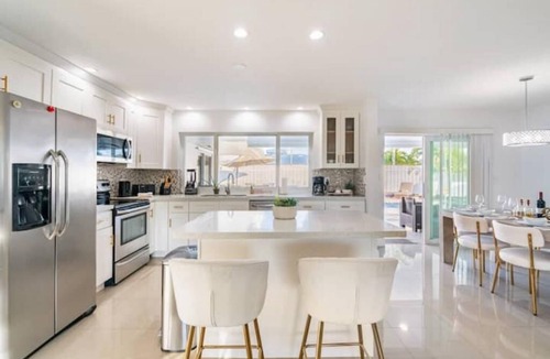 Imperial Point House | Stylish Modern Oasis Pool 2mil to Beach