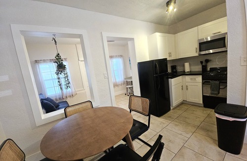 River Oaks Apartment | Stylish Modern Studio/Private/Close to everything in Fort Lauderdale