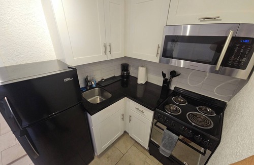 River Oaks Apartment | Stylish Modern Studio/Private/Close to everything in Fort Lauderdale