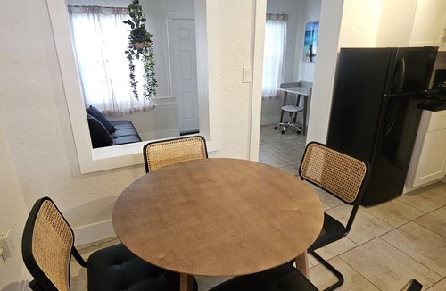 River Oaks Apartment | Stylish Modern Studio/Private/Close to everything in Fort Lauderdale