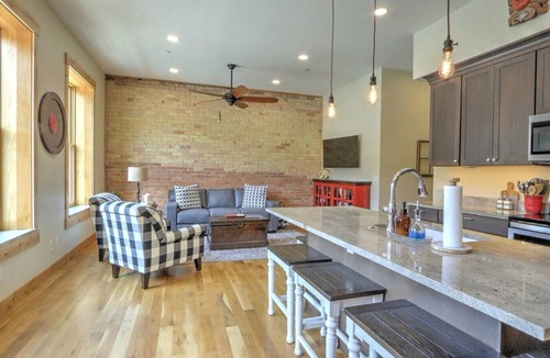 Glenwood Springs Apartment | Stylish, modern downtown retreat w/downtown views