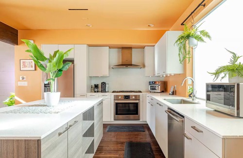 South Central Houston House | Stylish Museum District Townhome w Rooftop Mini Golf Skyline Views