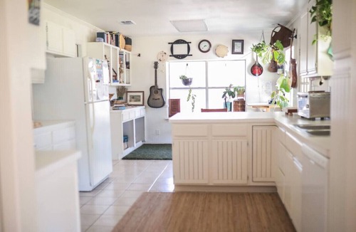 Georgian Acres Apartment | Stylish Musician`s Flat With Creekside Garden