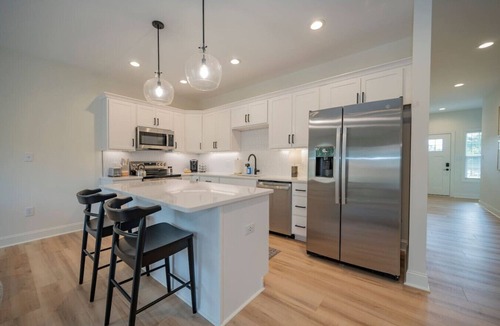 Lynchburg Villa | Stylish New Build | 3BR Townhouse | Master BDR TV!
