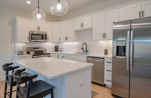 Lynchburg Villa | Stylish New Build | 3BR Townhouse | Master BDR TV!