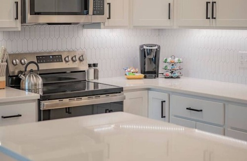 Lynchburg Villa | Stylish New Build | 3BR Townhouse | Master BDR TV!