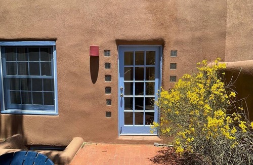 South Capitol House | Stylish New Mexican Getaway Blocks from Plaza