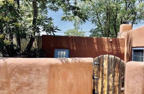 South Capitol House | Stylish New Mexican Getaway Blocks from Plaza