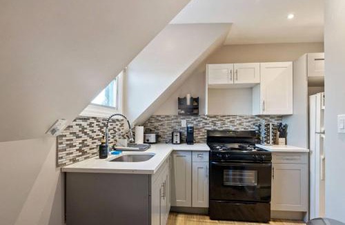 East Orange Apartment | Stylish Newark 2BR | Great WFH, WiFi, Near Transit