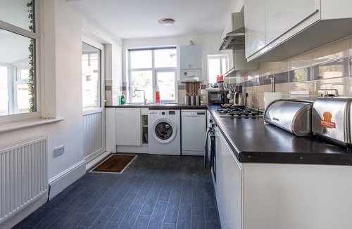 Fenham House | Stylish Newcastle Gem - Sleeps 9 - Parking