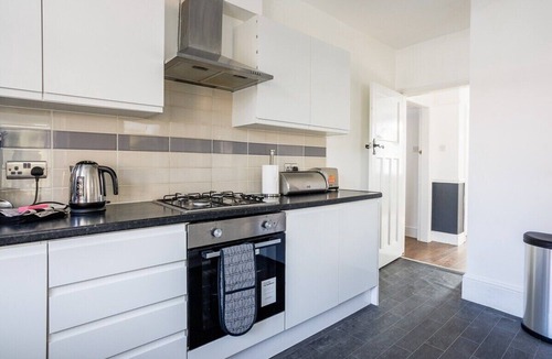Fenham House | Stylish Newcastle Gem - Sleeps 9 - Parking