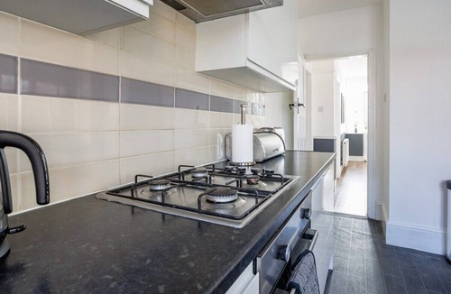Fenham House | Stylish Newcastle Gem - Sleeps 9 - Parking