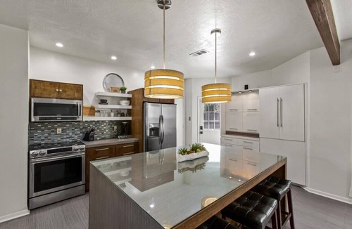Houston House | Stylish North Houston 4 bedroom⭐️ Sleeps 8, pool table, BBQ, fire pit
