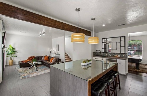 Houston House | Stylish North Houston 4 bedroom⭐️ Sleeps 8, pool table, BBQ, fire pit