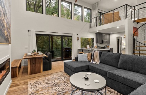 Sedona House | Stylish Oak Creek Home w/2 Suites, Spa & Firepit