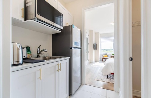 Oakville Apartment | Stylish Oakville Studio! Work Desk + WiFi +Free Parking + Pet Friendly