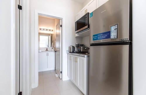 Oakville Apartment | Stylish Oakville Studio! Work Desk + WiFi +Free Parking + Pet Friendly