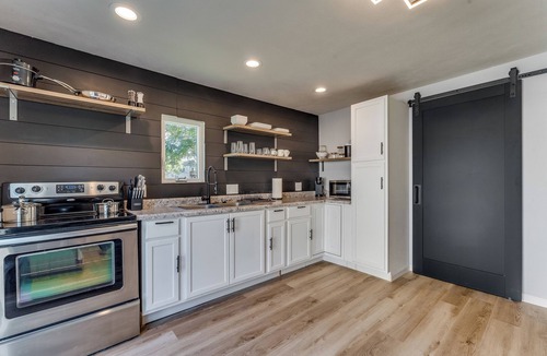 South Hutchinson House | "Stylish Oasis: Modern Comfort!