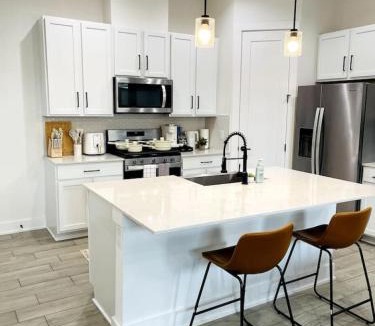 MLK House | Stylish Oasis - Near City Center - Mins 2 Downtown