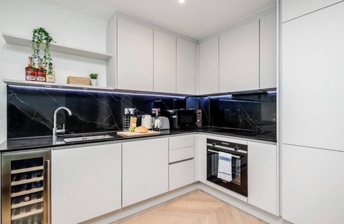 Woolwich Riverside House | Stylish oceanview apartment for 5