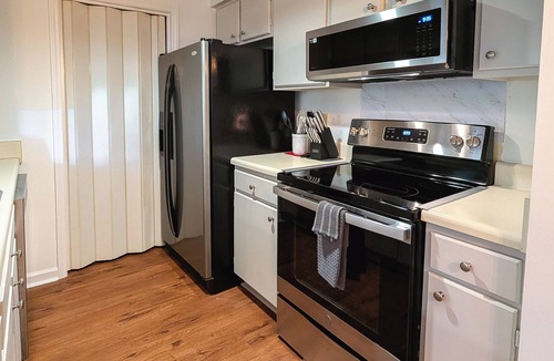 Cary House | Stylish One-Level Near RDU - Cozy & Modern
