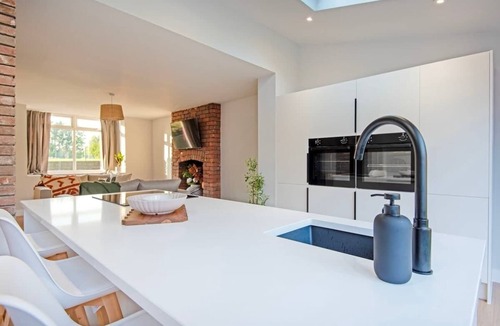 Clayton House | Stylish Open-Plan home in Manchester - Free Parking