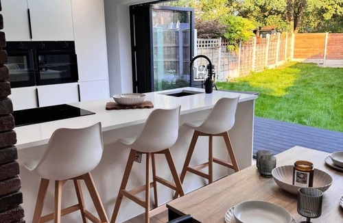 Clayton House | Stylish Open-Plan home in Manchester - Free Parking