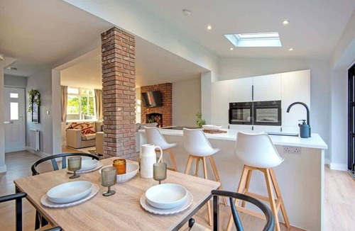 Clayton House | Stylish Open-Plan home in Manchester - Free Parking