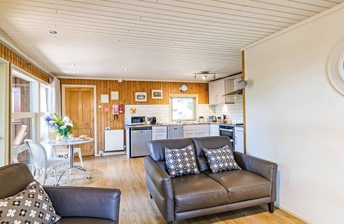 Summerbridge Ski Chalet | Stylish open plan lodge with king-size four poster bed.