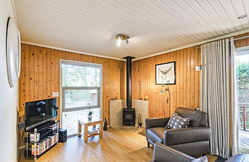 Summerbridge Ski Chalet | Stylish open plan lodge with king-size four poster bed.