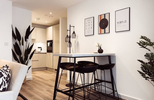 Syon Apartment | Stylish Pad London: with Free Parking!