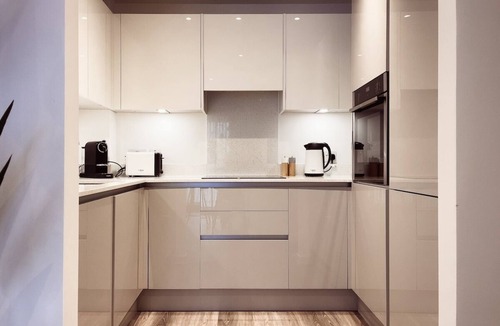 Syon Apartment | Stylish Pad London: with Free Parking!