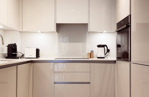 Syon Apartment | Stylish Pad London: with Free Parking!