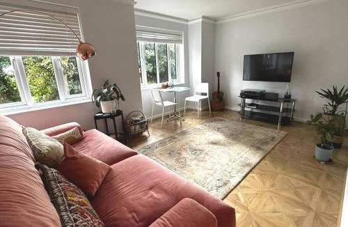 Oakleigh Apartment | Stylish, Peaceful 2-Bed Flat with Free Parking