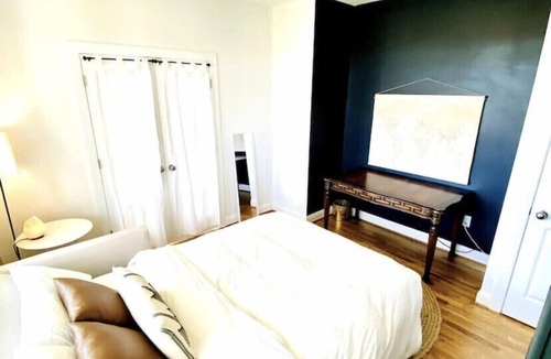 Forest House | Stylish, Peaceful 4BR, Mtn View, Jacuzzi, 4 dining areas, Patio & Large Yard