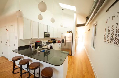 Tri-Taylor Condo | Stylish Penthouse Loft Tri-Taylor 2BR 2BA, Parking