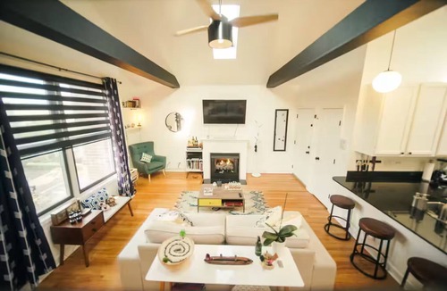 Tri-Taylor Condo | Stylish Penthouse Loft Tri-Taylor 2BR 2BA, Parking