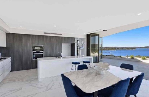 Gosford House | Stylish Penthouse with Views & Jacuzzi