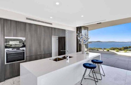 Gosford House | Stylish Penthouse with Views & Jacuzzi