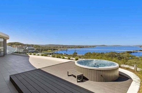 Gosford House | Stylish Penthouse with Views & Jacuzzi