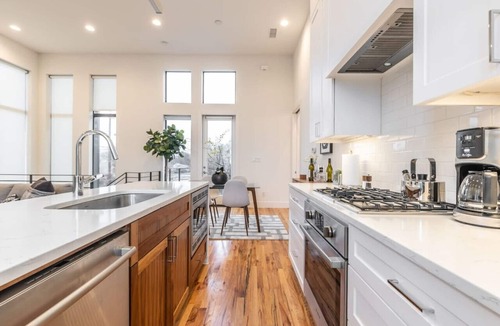 Knox - Henderson House | Stylish & Perfectly Located Deluxe 2-Bed Townhome