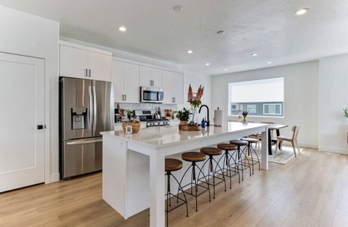 American Fork Condo | Stylish Pet Friendly Home for Work & Relaxation
