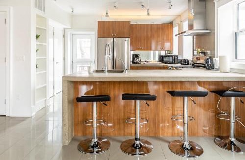 Riverdale Hotel | Stylish & Pet-Friendly 2BR Suite in Trendy Leslieville with Portable AC Nearest Intersection Eastern Ave