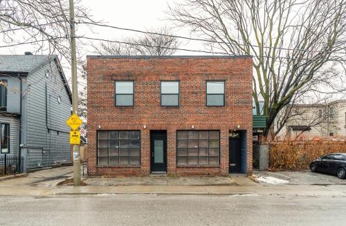 Riverdale Hotel | Stylish & Pet-Friendly 2BR Suite in Trendy Leslieville with Portable AC Nearest Intersection Eastern Ave