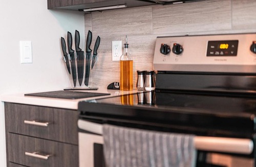 Jefferson Manor Apartment | Stylish Pet Friendly Space w Balcony, Gym, Pool