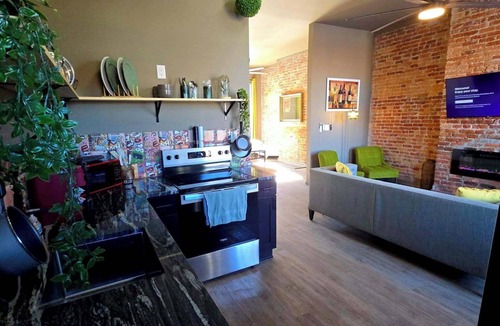 Petersburg Apartment | Stylish Pet-Friendly 1BR Studio with fenced in back yard, private parking, WIFI