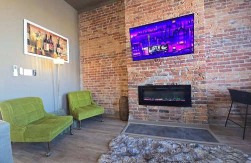 Petersburg Apartment | Stylish Pet-Friendly 1BR Studio with fenced in back yard, private parking, WIFI