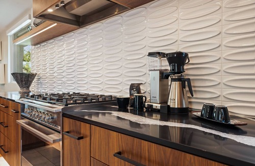 Canyon Corridor Condo | Stylish Poolside Living in Palm Springs with Bold Artful Interiors for Monthly Stays