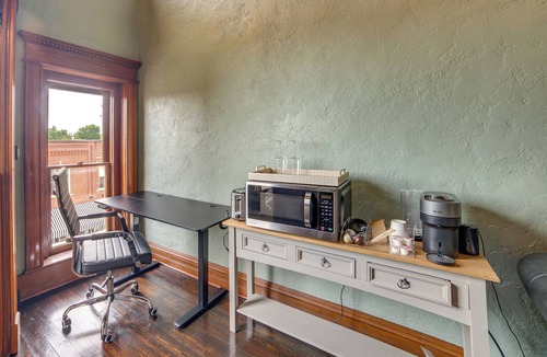 Marshall Apartment | Stylish Private Balcony: Downtown Marshall Studio!